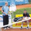 Kurzer Plausch während einer Trainingspause: Physiotherapeut Andre Kreidler (links) unterhält sich mit „seinem“ Spieler Mikhail Youzhny (rechts), der bei den BMW Open in München gestern im Viertelfinale ausschied. 
