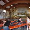 Malereien und Inschriften schmücken die Wände des Musikantenstadls in Weinried. Am Wochenende findet dort das Weinfest des Musikvereins statt – zum 25. Mal. Bei den Vorbereitungen packen alle mit an.