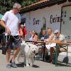 Uwe Claus und Nele gehen an der Jury vorbei. Nele macht bei den großen Hunden am Ende das Rennen. 	