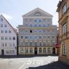 Die Sanierung des denkmalgeschützten Hauses "Hohes Meer" in der Frauentorstraße in Augsburg stockt seit Jahren. Nun ist die Firma hinter dem Projekt pleite und die Staatsanwaltschaft ermittelt.  