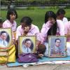  Weinende Thailänderinnen vor dem Siriraj-Hospital in Bangkok, in dem der 88 Jahre alte König am heutigen Donnerstag starb.