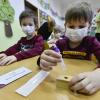 Schüler sitzen mit Mund-Nasen-Schutz im Unterricht in der Grundschule Havlíèkova und führen einen Corona-Test durch. 