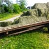 Überraschendes Ende einer Erntefahrt: Dieser Wagen mit Grummet ist bei Kammlach auf einer Wiese in einem Biberloch eingesackt. Der Landwirt hat sich dabei leicht verletzt. Hinter den Büschen im Hintergrund fließt die Kammel. 