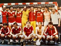 Diese Günzburger Handballmannschaft stieg im Sommer 1980 in die Bundesliga auf. Stehend links außen Trainer Josip Milković, außen rechts Abteilungsleiter Wilfried Läbe.