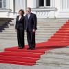 Im Sonnenschein: Das neue Präsidentenpaar, Joachim Gauck mit seiner Lebensgefährtin Daniela Schadt, vor dem Schloss Bellevue in Berlin. Foto: Michael Kappeler dpa