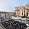 Blick auf den gefüllten Petersplatz während der Trauermesse für den emeritierten Papst Benedikt XVI. am 5. Januar 2023 im Vatikan.