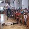 Zu einem Fahrradgottesdienst kamen kürzlich fast 500 Besucherinnen und Besucher in die Aichacher Stadtpfarrkirche. Der Mesner (liegend) und ein Ministrant (auf dem Rad) demonstrierten dabei, was es heißt, sich zu vertrauen.
