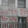 "Revolution" und "Freiheit" steht an der syrischen Botschaft in Berlin. 