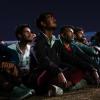 Arbeiter, überwiegend aus Indien, Bangladesch, Nepal und anderen ärmeren Ländern Asiens, verfolgen im "Asian Town Cricket Stadium" das Spiel Argentinien gegen Australien auf einer Großbildleinwand.