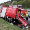 Ungebremst raste der Lastwagenfahrer mit seinem Fahrzeug auf den Absicheranhänger der Feuerwehr.