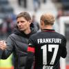 Frankfurts Trainer Oliver Glasner (M) bedankt sich nach dem Spiel bei Goncalo Paciencia (l) und Sebastian Rode.