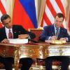 Der damalige russische Präsident Dmitri Medwedew (rechts) und Ex-US-Präsident Barack Obama unterzeichnen am 8. April 2010 den Vertrag "New Start" in Prag.