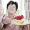 Helene Stuhlmüller aus Dinkelscherben mit ihrer selbst gebackenen Erdbeertorte mit Zitronensahne. 