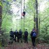 Ein Aktivist hängt in den Bäumen, die Polizei ist vor Ort: Im Forst Kasten bei München protestiert eine Gruppe von Waldbesetzerinnen und -besetzern gegen die Abholzung von 10.000 Bäumen.  	