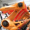 Kuka-Roboter werden in einer Produktionshalle der Kuka-Zentrale in Augsburg montiert.
