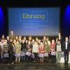 Die Dienstjubilare und Ruheständler der Jahre 2020/2021 des Standorts Günzburg der Bezirkskliniken Schwaben mit den Gratulanten von Bezirk und Bezirkskliniken.