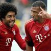 Dante freut sich zusammen mit Jerome Boateng über dessen Treffer zum 2:1 des FC Bayern bei Alemannia Aachen.
