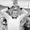 Sepp Maier setzt sich im Münchner Olympiastadion den eroberten WM-Pokal auf den Kopf. Der WM-Sieg 1974 in München und der Gewinn des EM-Titels 1972 in Brüssel waren Höhepunkte in Sepp Maiers Leben. 