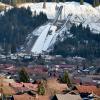 Die Schattenbergschanze ist über den Häusern von Oberstdorf zu sehen.