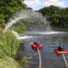 Feuerwehrleute pumpen Sauerstoff in den Gleiwitzer Kanal, um das Algenwachstum zu verhindern.