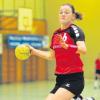 Tini Wonnenberg zählt regelmäßig zu den besten Torschützinnen der Aichacher Handballerinnen, hier eine Szene aus dem Spiel gegen Taufkirchen. Sie glänzt aber auch immer wieder als Vorbereiterin. Und auch der Nachwuchs liegt ihr als Trainerin der weiblichen C-Jugend am Herzen.