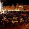 Tausende haben vor dem Augsburger Rathausplatz gegen AfD-Chefin Frauke Petry protestiert. 