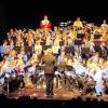 Rund 80 junge Musiker standen beim traditionellen Adventskonzert des Schülerblasorchesters St. Ottilien auf der Bühne und verzauberten ihr Publikum mit beschwingter, (vor)weihnachtlicher Musik. Foto: Nue Ammann