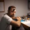 Tobias Stumpf arbeitet jeden Dienstag in seiner Privat-Werkstatt. Seit 2020 ist er Uhrmachermeister.