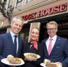 Clive Patrick Scheibe, Norina Nickelmann und Stephan von Bülow (von links)vor dem Lokal Block House in Augsburg. 