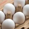 Eier werden am besten mit dem spitzeren Ende nach unten im Kühlschrank aufbewahrt.