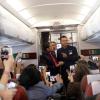Die beiden Flugbegleiter Carlos Ciuffardi (rechts) und Paola Podest unterhalten sich auf dem Flug nach Iquique mit Journalisten, nachdem der Papst sie getraut hatte.