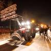 Zu Beginn der Protestwoche startet ein Traktoren -und LKW-Konvoi nach München. Etliche Landwirte und Spediteure blockieren mit ihren Fahrzeugen die beiden Kreisverkehre an der A96.