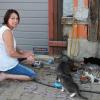Die Witzighauserin Birgit Widmann kümmert sich um herrenlose Katzen. Oft leben sie auf Bauernhöfen oder in verlassenen Gebäuden. <b>Foto: Angela Häusler</b>
