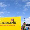 Ein Himmel, wie er auch in der Bayernhymne beschrieben wird: Das ist am Dienstag der Eingangsbereich von Legoland vor den Toren Günzburgs. Ab dem 28. März hätten Besucher eigentlich kommen sollen. Daraus wird nun wegen des Coronavirus und der damit verbundenen hohen Ansteckungsgefahr nichts. 	