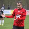 Nicht mit leeren Händen dastehen wollen Peter Fermé und der SC Altenmünster nach dem Heimspiel gegen den SV Holzkirchen. 	