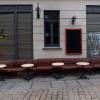 Leere Tische und Bänke stehen vor einer Kneipe in der Altstadt von Halle/Saale. Die Politik hat eine bundesweite Corona-Notbremse beschlossen.