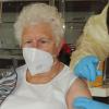 „Es tut überhaupt nicht weh“: Die 86-jährige Gerlinde Ockermiller gehört zu den ersten Heimbewohnern, die sich in St. Augustin impfen lassen. 	
