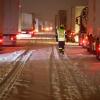 Mitarbieter des Technischen Hilfswerks (THW) betreuen Lkw-Fahrer, die auf der Autobahn 4 bei Gera im Stau stehen. Nach starken Schneefällen in der Nacht kam der Verkehr in Richtung Erfurt an einem Berg zum Erliegen.