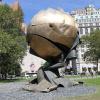 Die Skulptur "The Sphere" im Battery Park in New York stammt von Fritz Koenig.