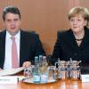 Bundeskanzlerin Angela Merkel und Bundeswirtschaftsminister Sigmar Gabriel im Kabinettssaal. Das neue Kabinett ist gestern zum ersten Mal zusammengetreten.