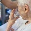 Gerade ältere Menschen sind bei Hitze gesundheitlich gefährdet. Sie haben oft kein Durstgefühl. Doch gerade ein akuter Wassermangel könne einen Hitzschlag auslösen, warnt Altersmediziner Prof. Markus Gosch.