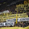 Dortmunds Fans protestieren auf der Zuschauertribüne gegen Investoren im Fußball.