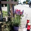 Ein Kreuz steht an jener Stelle, an der ein 38-Jähriger bei einem illegalen Autorennen in Mönchengladbach getötet wurde. Die Staatsanwaltschaft geht inzwischen von Mord aus.