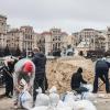 Menschen füllen Sandsäcke, um Barrikaden auf dem Maidan-Platz in Kiew zu errichten.  Die Stadt ist für Putin von besonderer Bedeutung.
