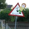 Ein Schild in der Talstraße weißt auf spielende Kinder hin. Bald wird in Sainbach eine Maxigruppe eröffnet.