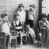 Dieses Foto wurde vor einiger Zeit in einer Ausstellung in Neuburg gezeigt: Kinder in der so genannten „Brandenburgischen Idiotenanstalt“ in Lübben, um 1933. 