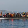 In diesen Tagen ist das Meer ruhig. Jeden Tag kommen Dutzende von Schlauchbooten vom türkischen Festland über die Ägäis auf die Inseln Lesbos und Chios. Obwohl sie gleich nach wenigen Tagen per Fähre nach Piräus weitergeleitet werden und auf Chios im Inselbild kaum eine Rolle spielen, bleiben die Urlauber aus. 