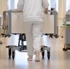 Der falschen Krankenschwester, die in Augsburg vor Gericht steht, droht eine langjährige Haftstrafe. 
