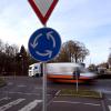 Viel Schwerlastverkehr hat dem Kreisverkehr beim MVV-Industriepark Gersthofen zugesetzt. Nun soll er in stabilerer Form erneuert werden.