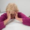 In den Wechseljahren leiden viele Frauen an Hitzewallungen, Kopfschmerzen oder Schlafstörungen.